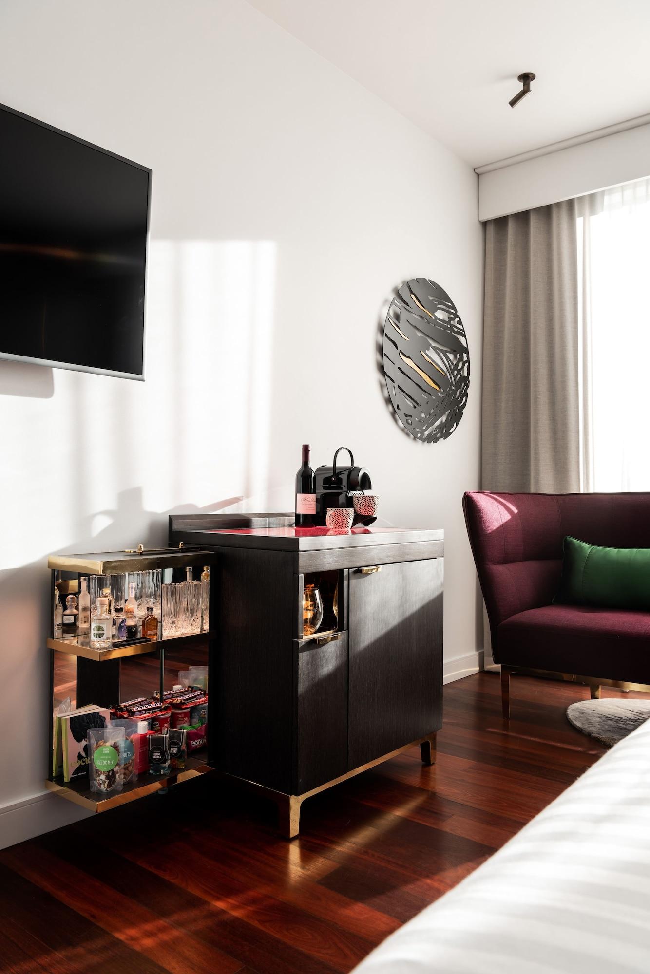 Qt Perth Hotel Exterior foto A Nespresso machine in a hotel room