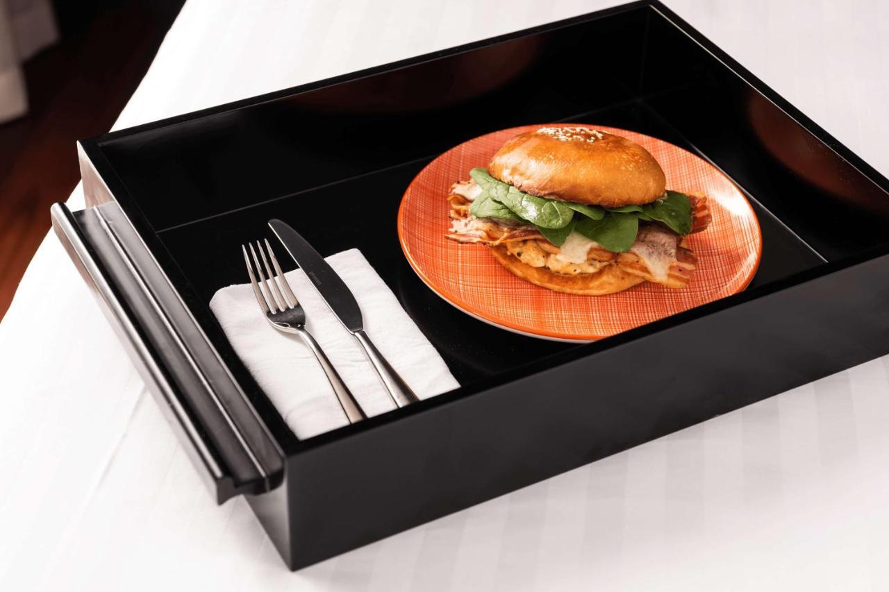 Qt Perth Hotel Exterior foto A wooden plate