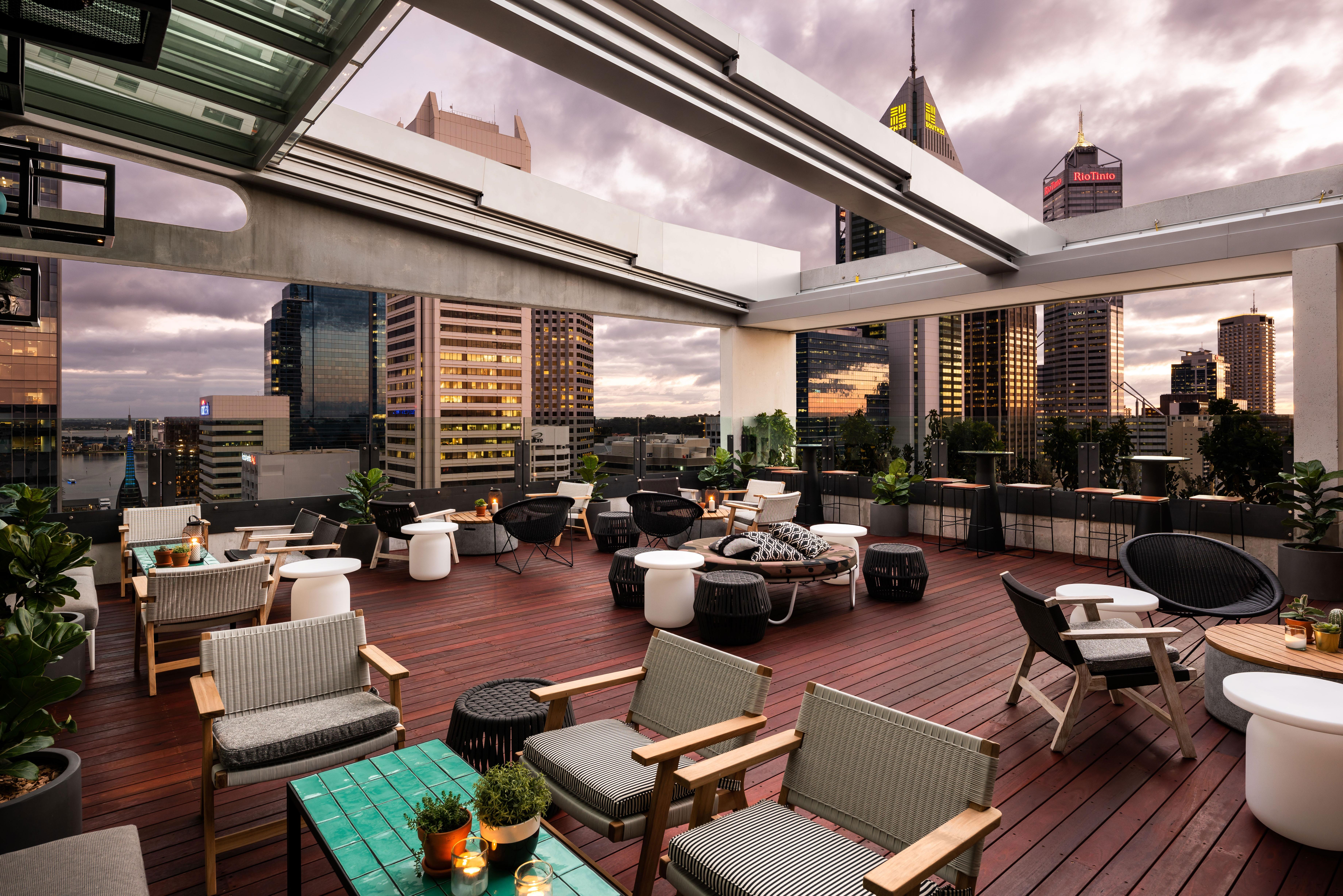 Qt Perth Hotel Exterior foto The rooftop bar at the Crown Towers
